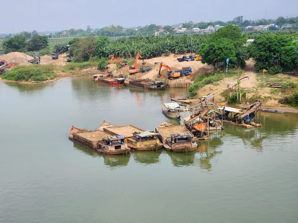 Một bãi tập kết khoáng sản tại huyện Đại Lộc. Ảnh: NGUYỄN CƯỜNG Một bãi tập kết khoáng sản tại huyện Đại Lộc. Ảnh: NGUYỄN CƯỜNG