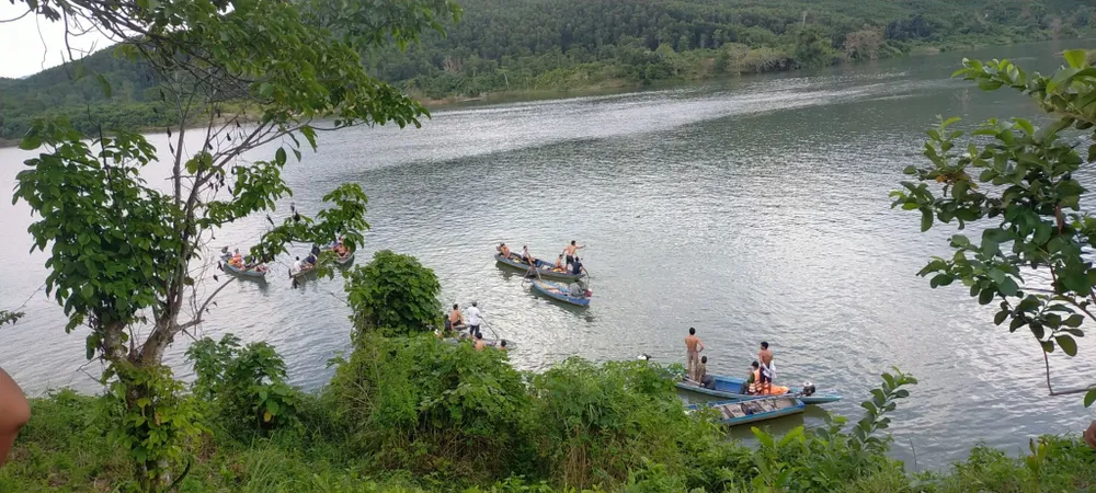 Quảng Nam: Lật ghe trên lòng hồ thủy điện, 2 người tử vong