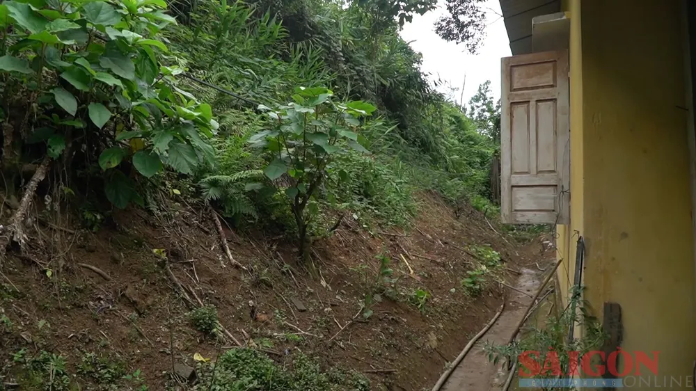 Mái taluy nằm sát các dãy nhà làm việc và khu ngủ tập thể của cán bộ, viên chức huyện Nam Trà My. Ảnh: NGUYỄN CƯỜNG