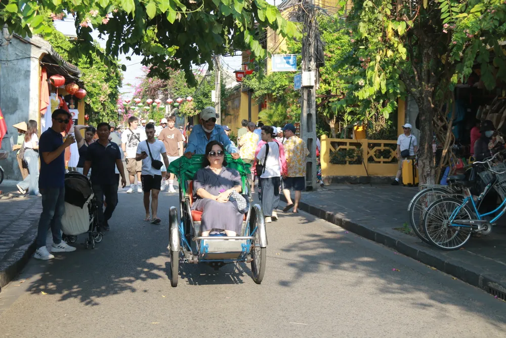 Phố cổ Hội An vẫn là điểm thu hút du khách đến tham quan mỗi dịp nghỉ lễ. Ảnh: NGUYỄN CƯỜNG