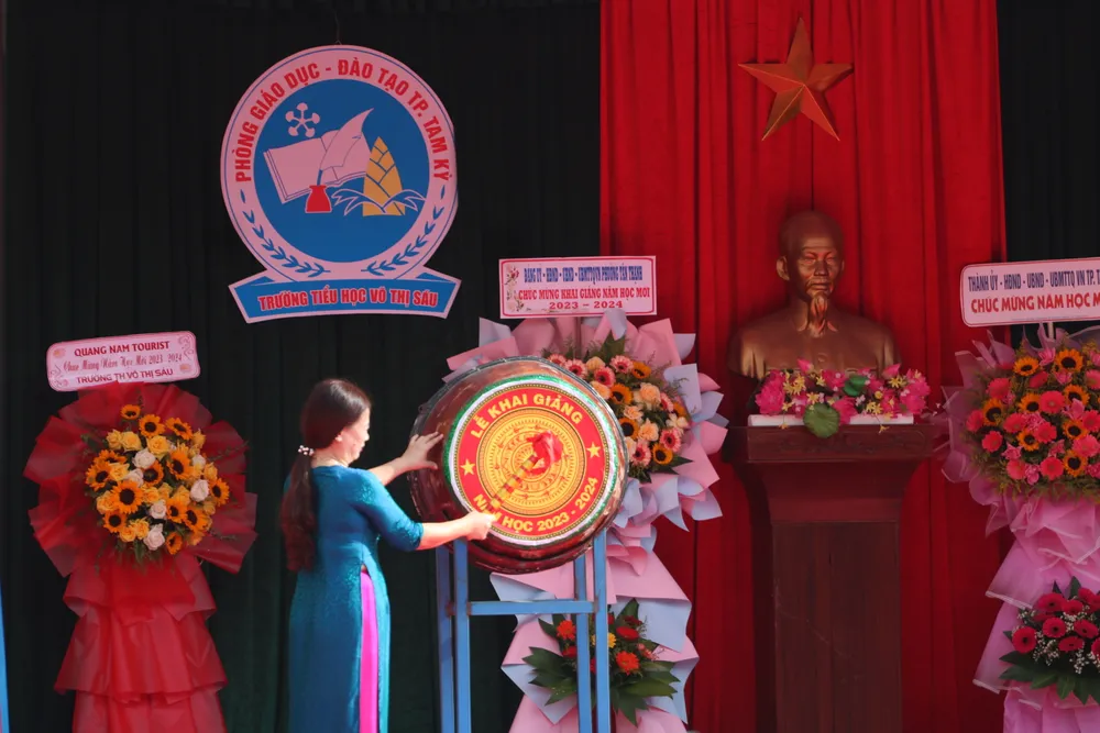 Cô Nguyễn Thị Thanh Hữu, Hiệu trưởng Trường Tiểu học Võ Thị Sáu đánh trống khai giảng năm học mới