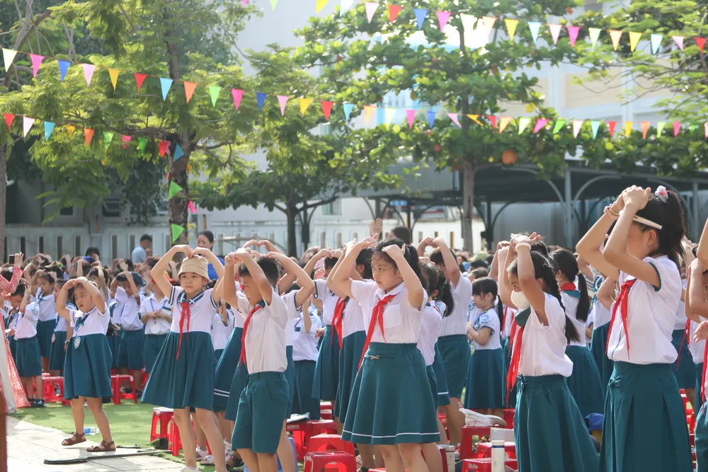 Chương trình đồng diễn văn nghệ kết thúc lễ khai giảng của học sinh toàn Trường Võ Thị Sáu. Ảnh: NGUYỄN CƯỜNG