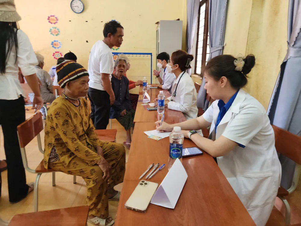 Thăm khám, tư vấn sức khỏe cho người dân khó khăn trên địa bàn