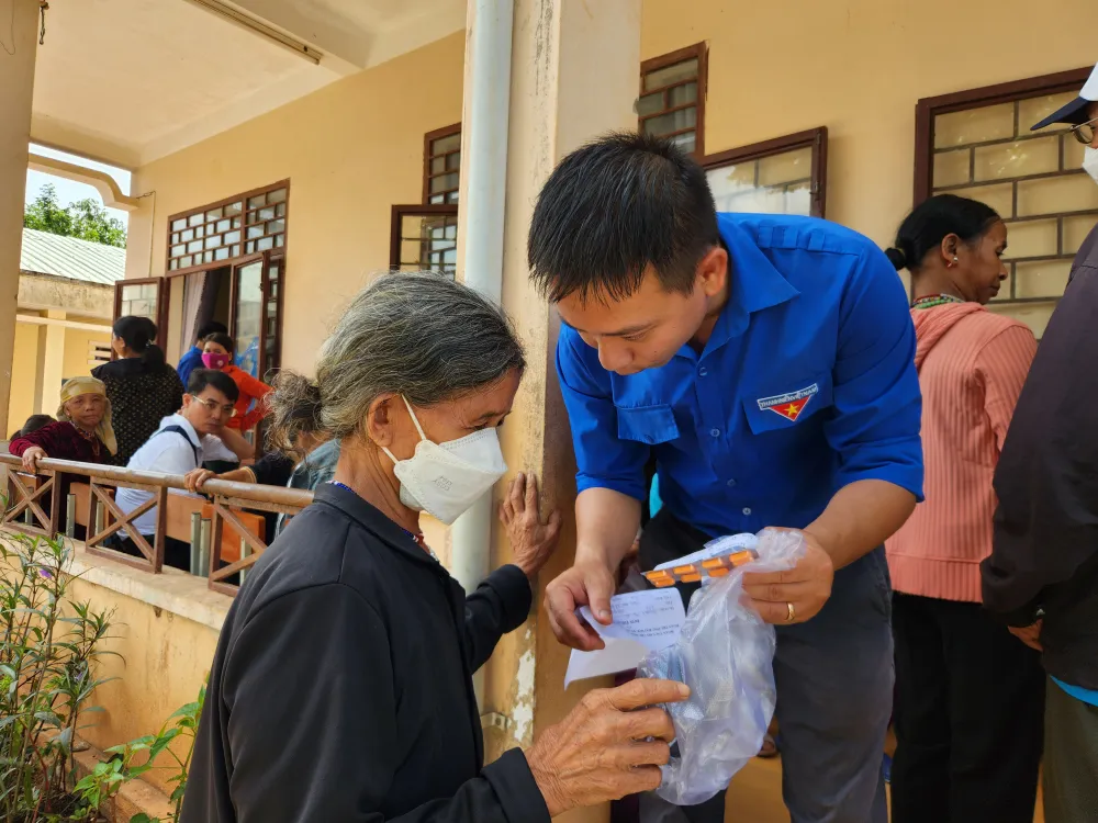 Đoàn viên tham gia hỗ trợ người dân