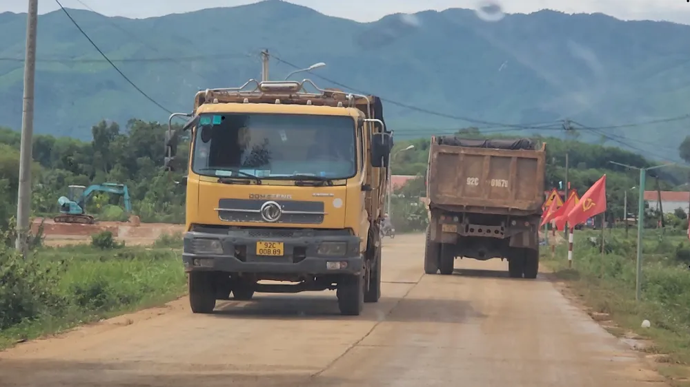 Mỗi ngày, có hàng trăm chuyến xe tải trọng lớn ồ ạt chạy trên tuyến DT617 đoạn qua huyện Núi Thành (tỉnh Quảng Nam)