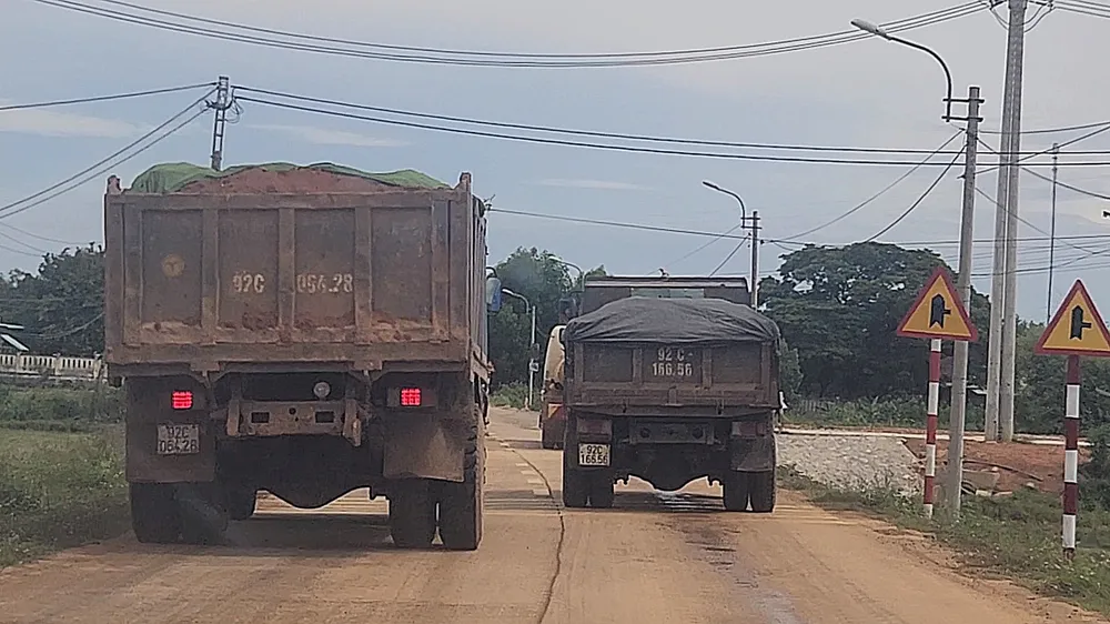 Mặc dù xe chạy trên đường nhiều, thành hàng nhưng nhiều xe tải chở đất vẫn cố vượt