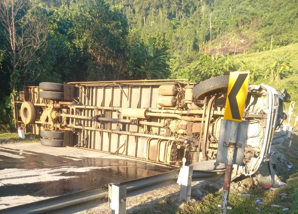 Chiếc xe tải lật chắn ngang đường Hồ Chí Minh khiến đoạn đường bị tắc cục bộ