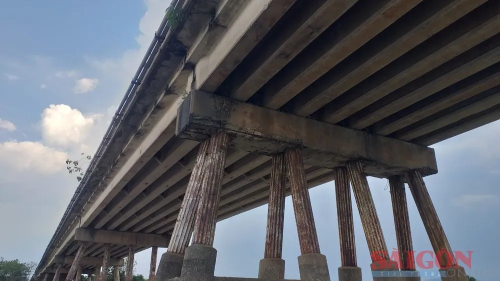 Một số đoạn dầm, trụ đỡ của cầu bị xuống cấp, bong tróc bê tông lộ cả cốt thép bên trong Một số đoạn dầm, trụ đỡ của cầu bị xuống cấp, bong tróc bê tông lộ cả cốt thép bên trong