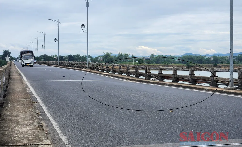 Trụ đỡ giữa 2 nhịp cầu bị xói lở gây sụt lún, gây nguy cơ sụp đổ Trụ đỡ giữa 2 nhịp cầu bị xói lở gây sụt lún, gây nguy cơ sụp đổ