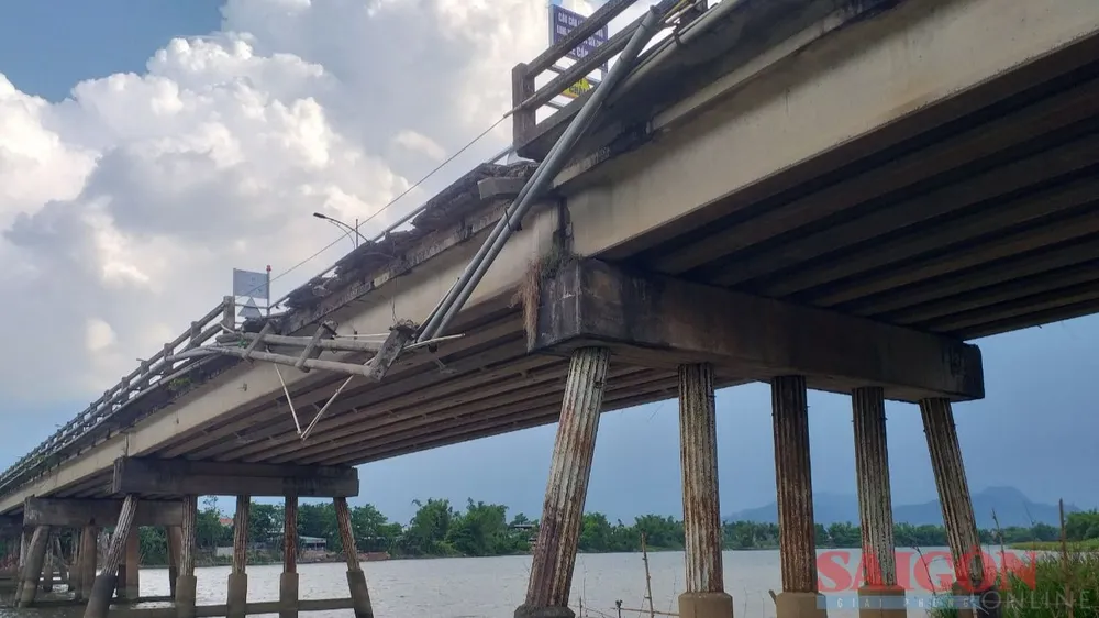 Lan can cầu bị ngã đổ đến nay đã 5 tháng nhưng chỉ mới hàn bảo vệ sơ sài Lan can cầu bị ngã đổ đến nay đã 5 tháng nhưng chỉ mới hàn bảo vệ sơ sài