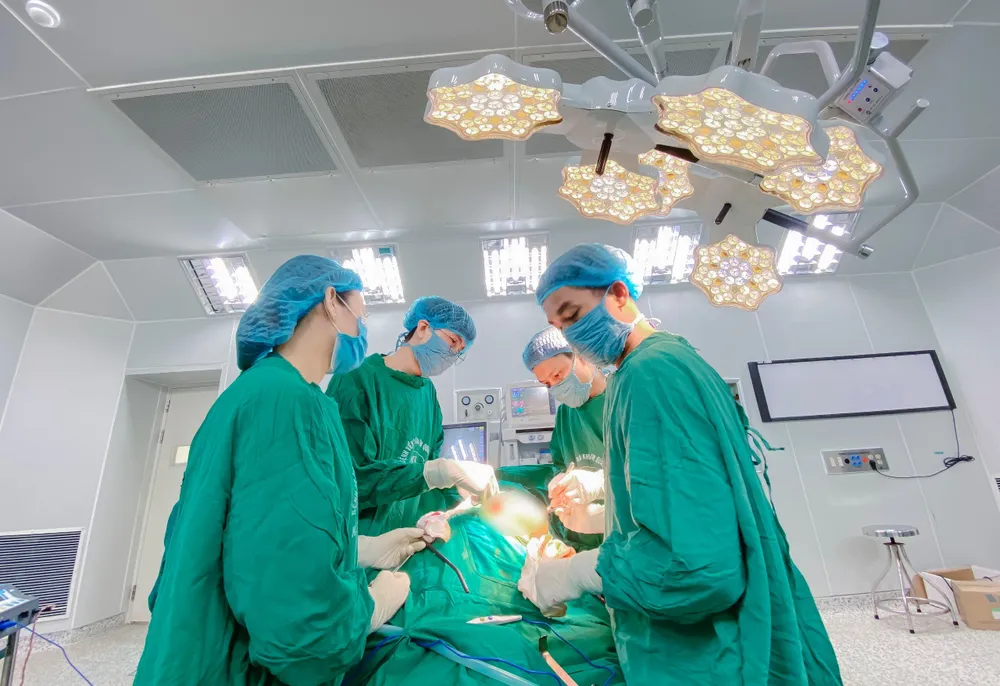 Các y bác sĩ thực hiện phẫu thuật cho cụ ông 97 tuổi Các y bác sĩ thực hiện phẫu thuật cho cụ ông 97 tuổi