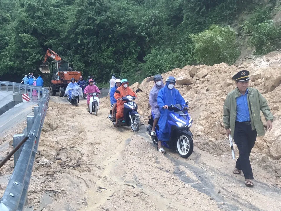 Khu vực sạt lở tại đèo Le nối 2 huyện Nông Sơn và Quế Sơn của tỉnh Quảng Nam đã được thông xe tạm. Ảnh: NGUYỄN CƯỜNG