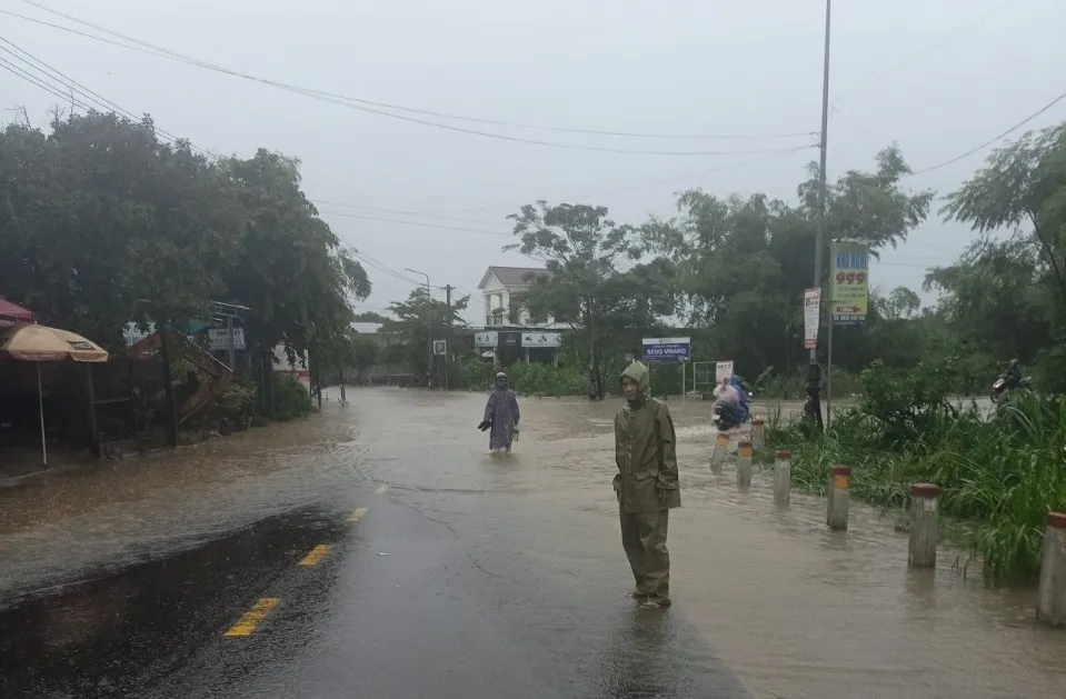 Đoạn QL14H qua huyện Duy Xuyên bị ngập nhiều đoạn khiến giao thông bị ách tắc