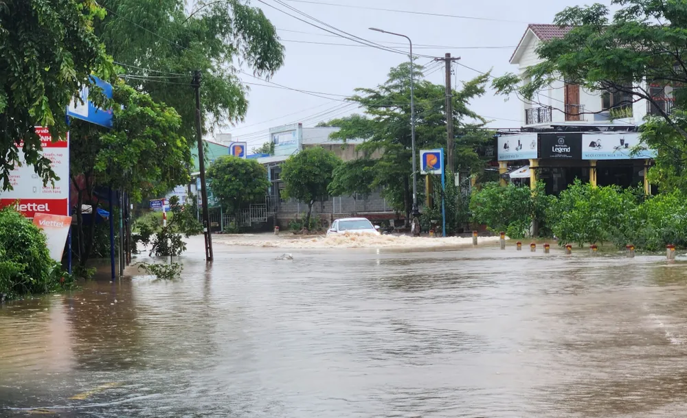 Nhiều đoạn trên tuyến Quốc lộ 14H bị ngập nặng. Ảnh: NGUYỄN CƯỜNG