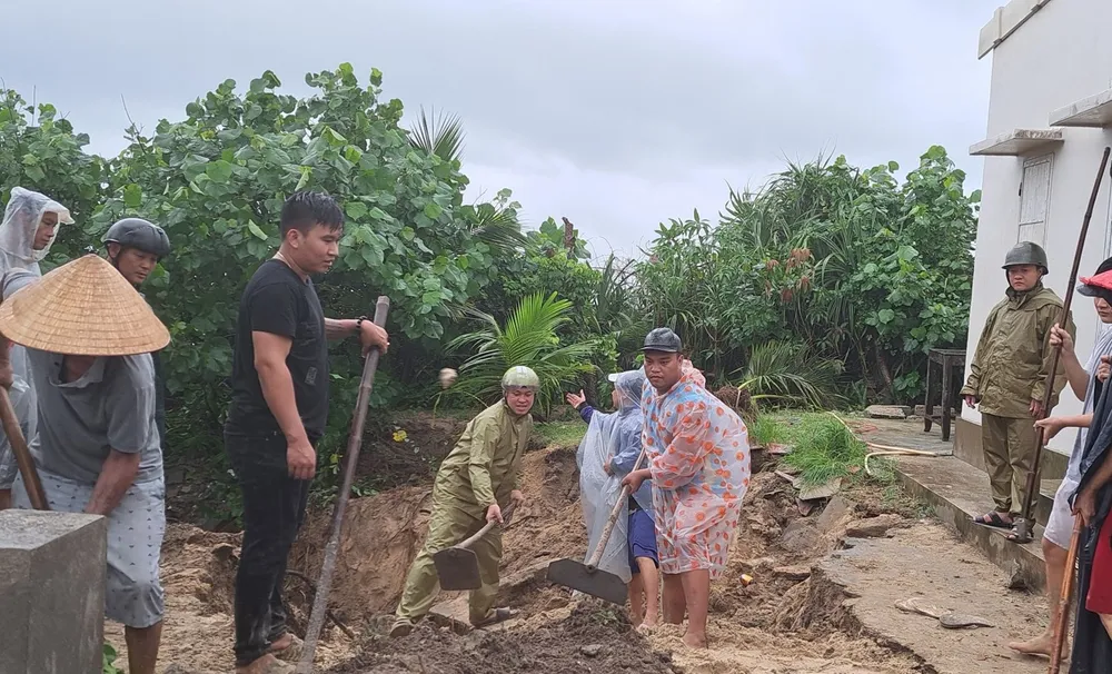 Khẩn cấp san đất khắc phục tạm thời tuyến đường dân sinh tại xã Phú Diên (huyện Phú Vang, tỉnh Thừa Thiên Huế) sạt lở do mưa lớn