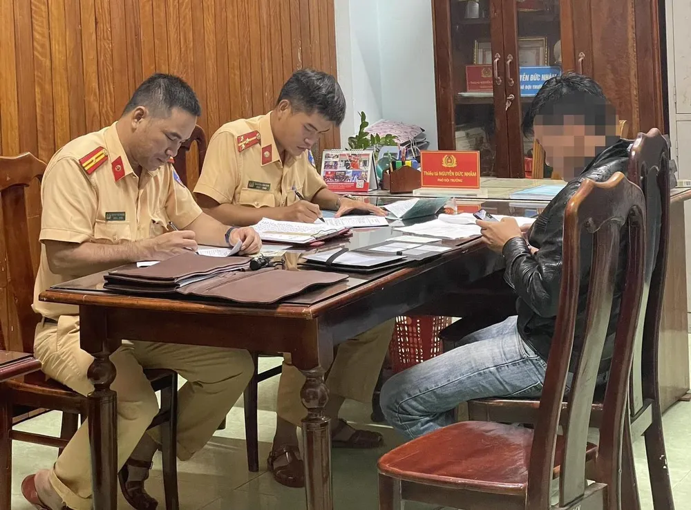 Cơ quan chức năng làm việc với tài xế N. Cơ quan chức năng làm việc với tài xế N.