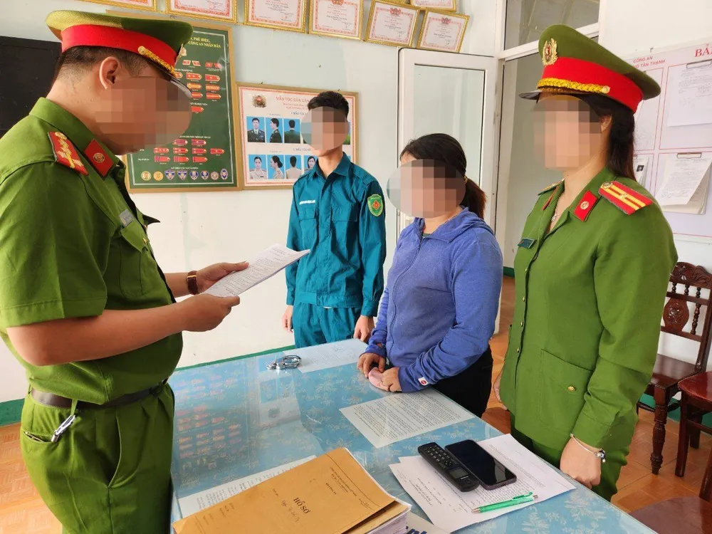 Cơ quan Cảnh sát điều tra Công an tỉnh đọc lệnh bắt tạm giam đối với Nguyễn Thị Diễm My