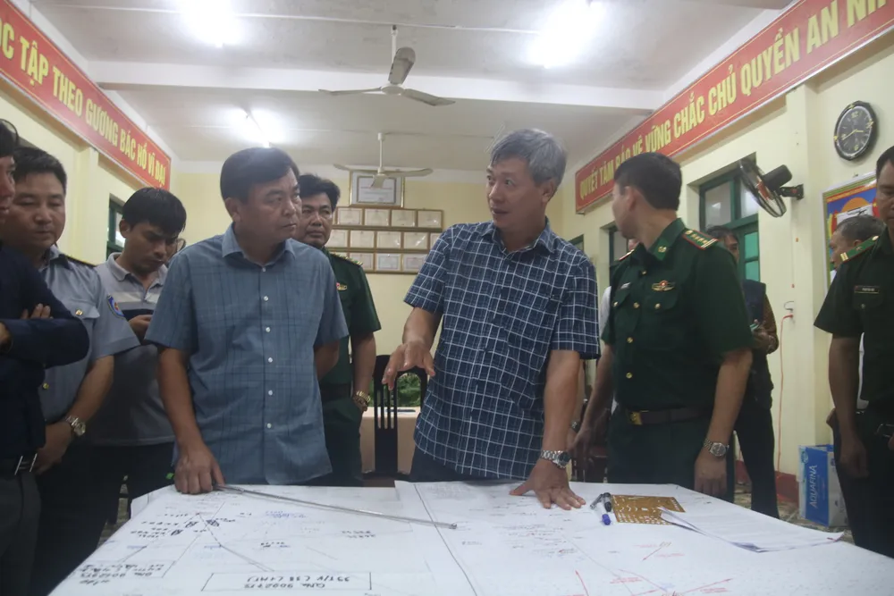 Thứ trưởng Bộ NN-PTNT Nguyễn Hoàng Hiệp nghe lãnh đạo tỉnh Quảng Nam trình bày phương án tìm kiếm ngư dân mất tích. Ảnh: NGUYỄN CƯỜNG