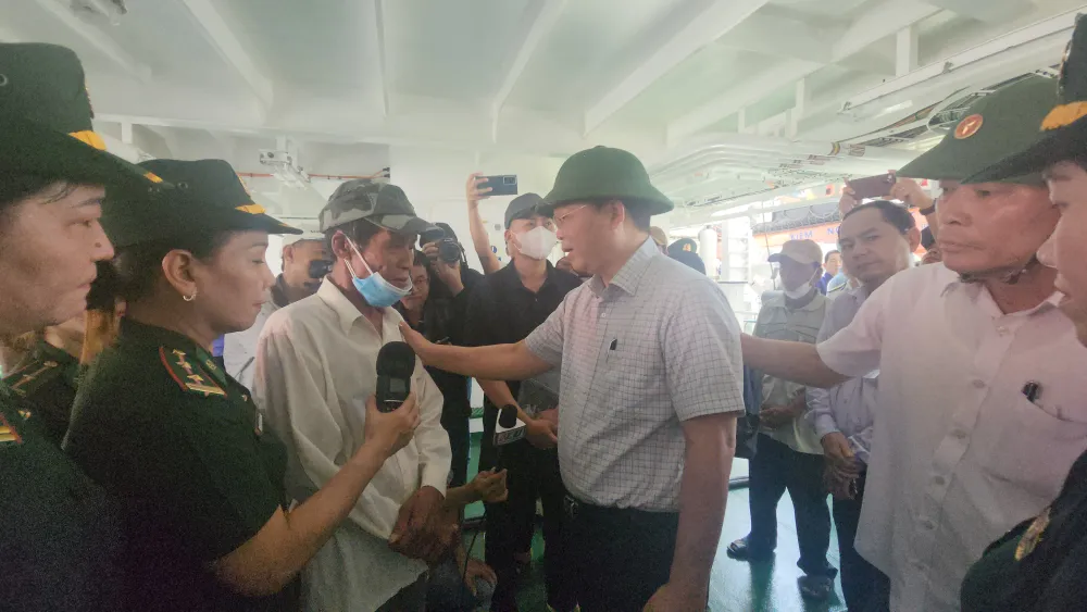 Ông Lê Trí Thanh, Chủ tịch UBND tỉnh Quảng Nam động viên người thân của ngư dân thiệt mạng
