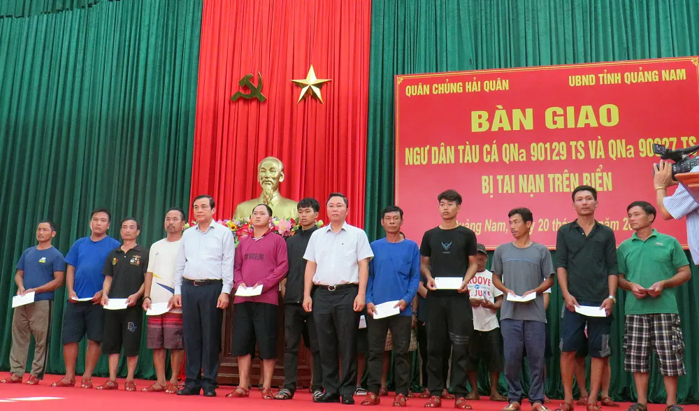 Lãnh đạo tỉnh Quảng Nam thăm hỏi, tặng quà cho các ngư dân may mắn sống sót