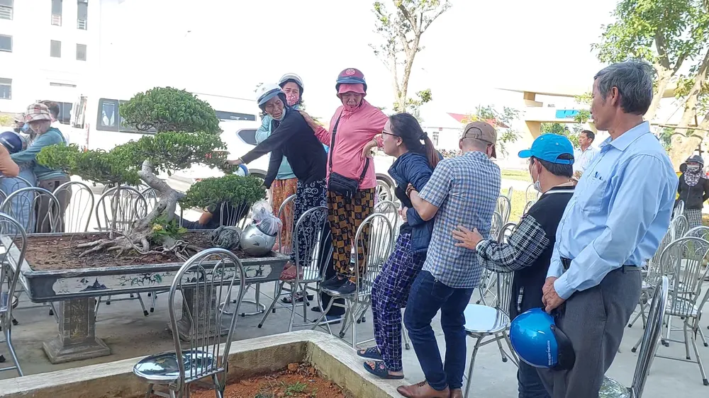 Chị Vi khóc ngất khi thấy các bạn thuyền của cha mình đã trở về trong khi cha còn đang mất tích