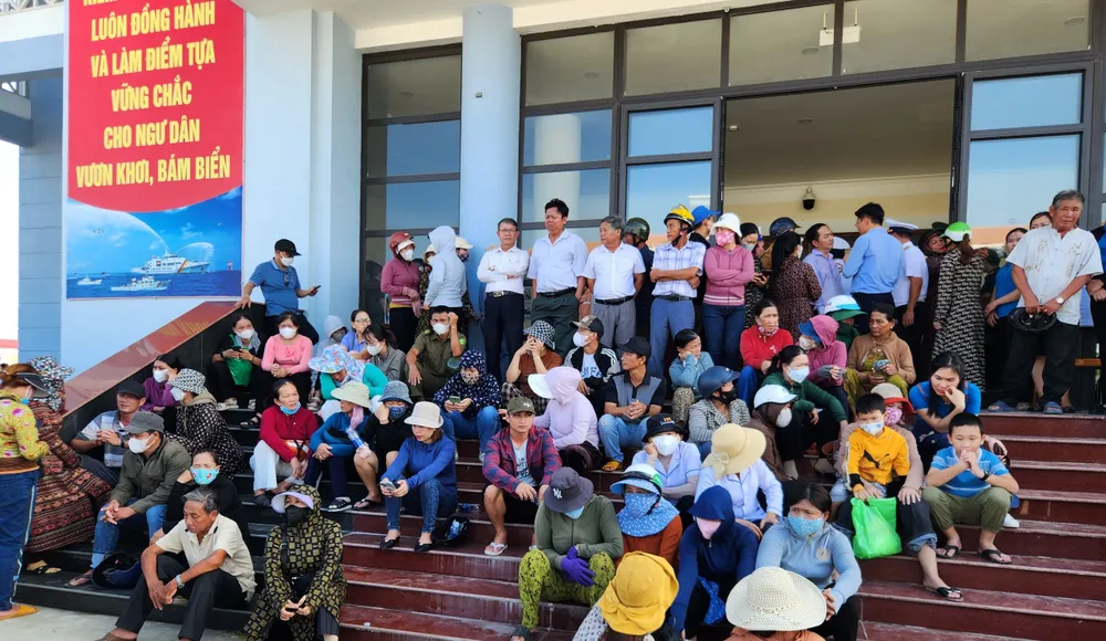 Nhiều người thân của các ngư dân đến Chi đội Kiểm ngư số 3 (xã Tam Giang, huyện Núi Thành) chờ đợi người thân trở về