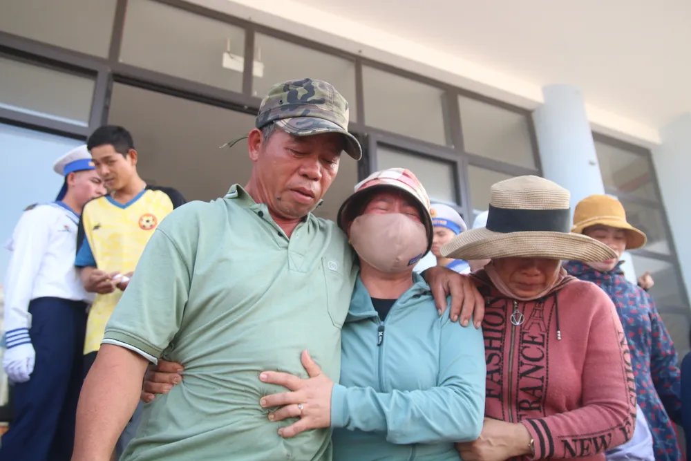 Vợ của ông Lương Văn Viên thuyền trưởng tàu QNA 90129TS cùng người thân nghẹn khóc khi thấy chồng của mình trở về an toàn