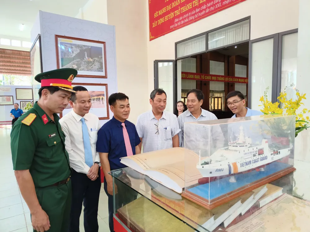 Các đại biểu tham quan khu vực triển lãm