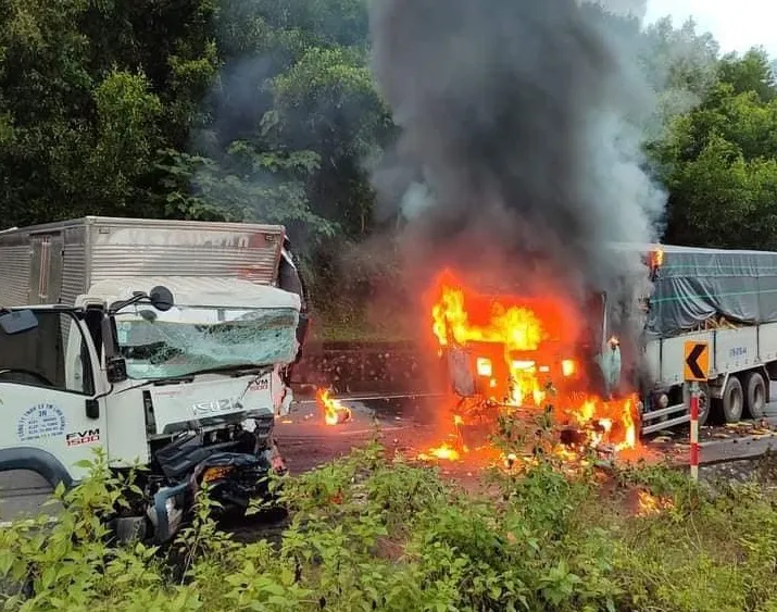 Sau cú va chạm, xe tải 17H 019.44 bốc cháy dữ dội