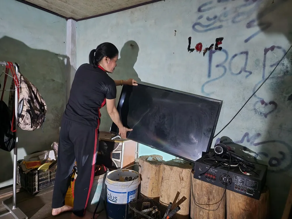 Đồ đạc, tài sản được người dân đưa lên gác lửng để tránh bị nước lũ làm hư hỏng Đồ đạc, tài sản được người dân đưa lên gác lửng để tránh bị nước lũ làm hư hỏng