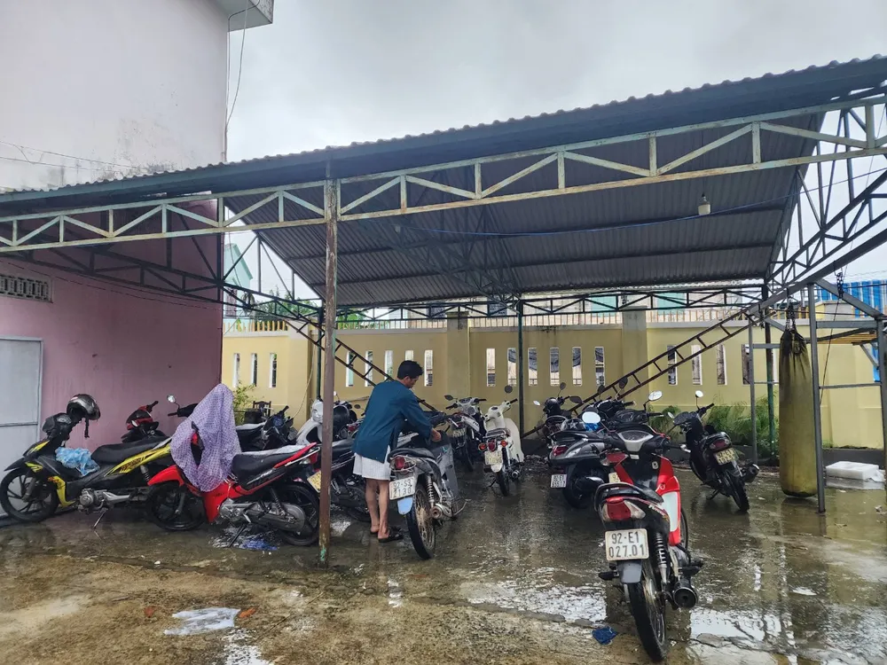 Người dân đưa phương tiện đến gửi tại UBND xã để tránh lũ Người dân đưa phương tiện đến gửi tại UBND xã để tránh lũ