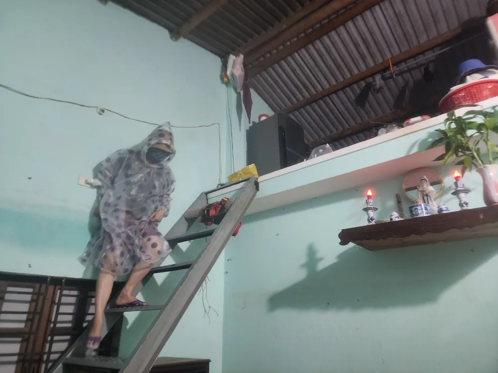 Người dân xã Đại Đồng (huyện Đại Lộc) sợ nước lũ dâng cao lúc nửa đêm nên chủ động di chuyển tài sản Người dân xã Đại Đồng (huyện Đại Lộc) sợ nước lũ dâng cao lúc nửa đêm nên chủ động di chuyển tài sản