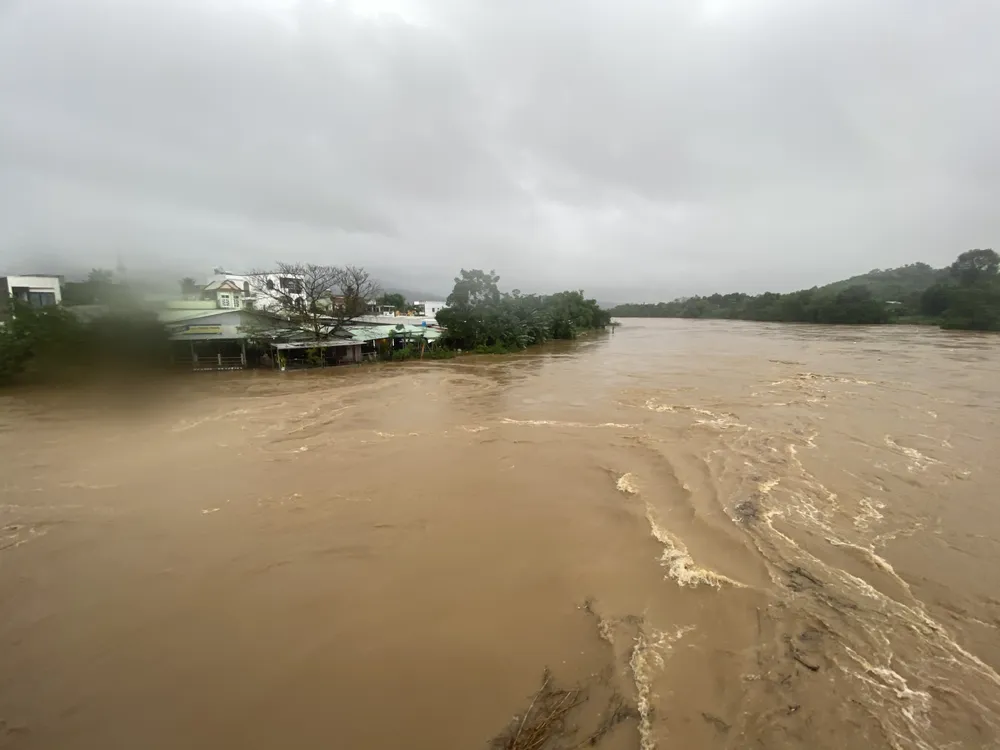 Mực nước sông Vu Gia tại Ái Nghĩa hiện đã trên mức BĐ2 Mực nước sông Vu Gia tại Ái Nghĩa hiện đã trên mức BĐ2