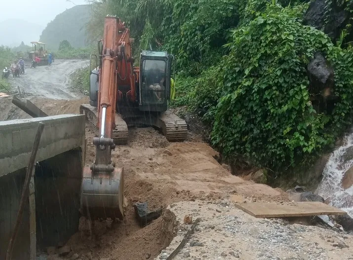 Mưa lớn nhiều ngày qua đã gây sạt lở nhỏ tại các huyện miền núi ở tỉnh Quảng Nam