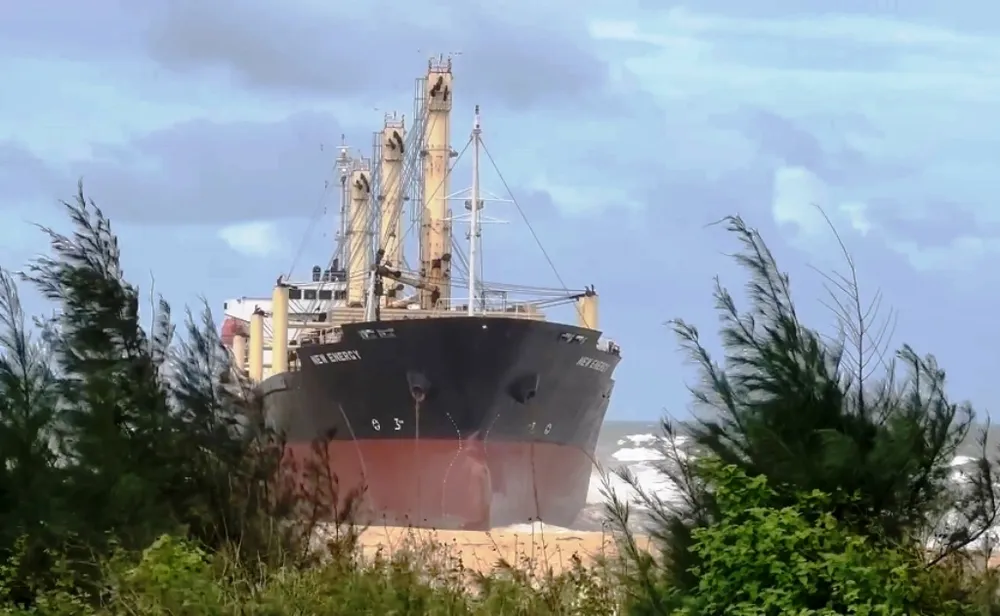 Tàu hàng New Energy bị trôi dạt đến bờ biển tỉnh Quảng Nam