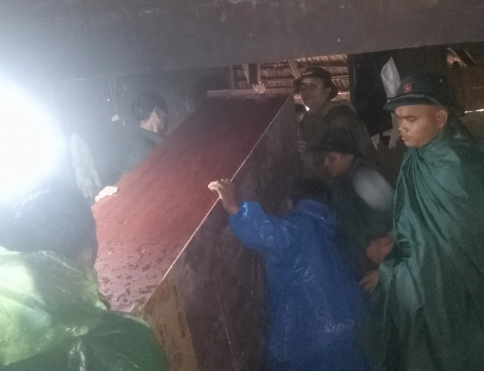 Lực lượng chức năng huyện Nam Giang di chuyển tài sản của người dân khỏi nơi có nguy cơ sạt lở cao