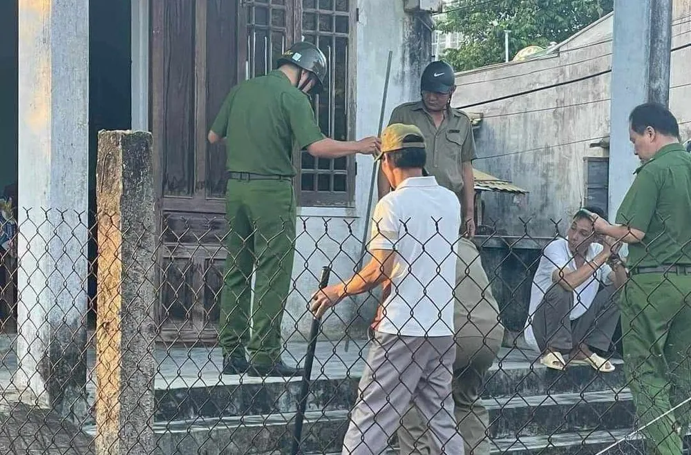 Lực lượng công an khám nghiệm hiện trường vụ án