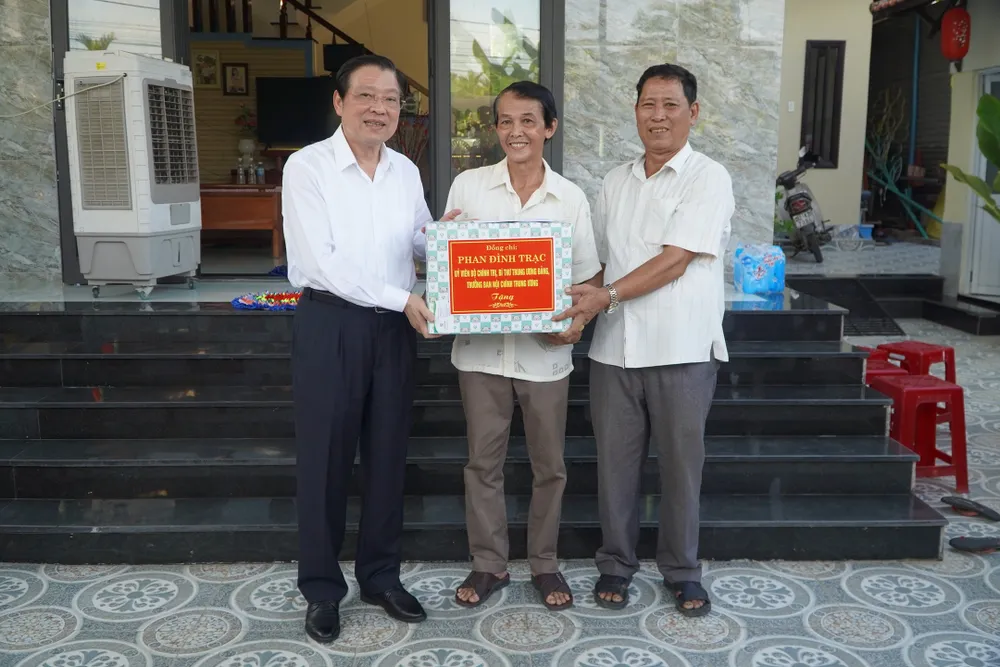 13-6-dong-chi-Phan-Dinh-Trac-lam-viec-tai-Quang-Nam (2).jpg