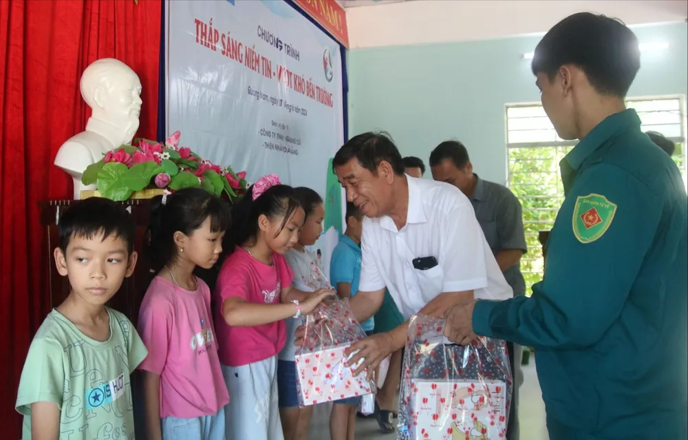 13-6-Thap-sang-niem-tin- (1).jpg