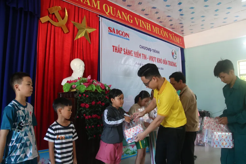 13-6-thap-sang-niem-tin (1).jpg