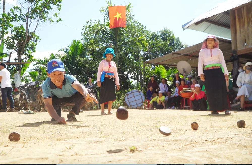 Người Mường chơi ném mảng trong sự cổ vũ của du khách.jpg