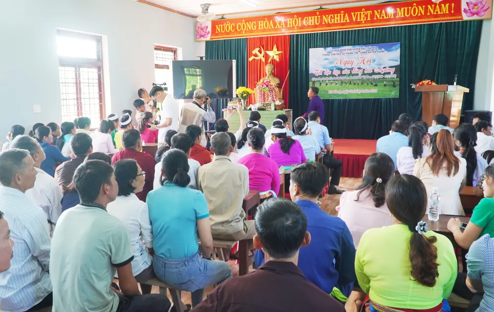 Quang cảnh phần lễ dâng  hương và báo công Bác Hồ.jpg