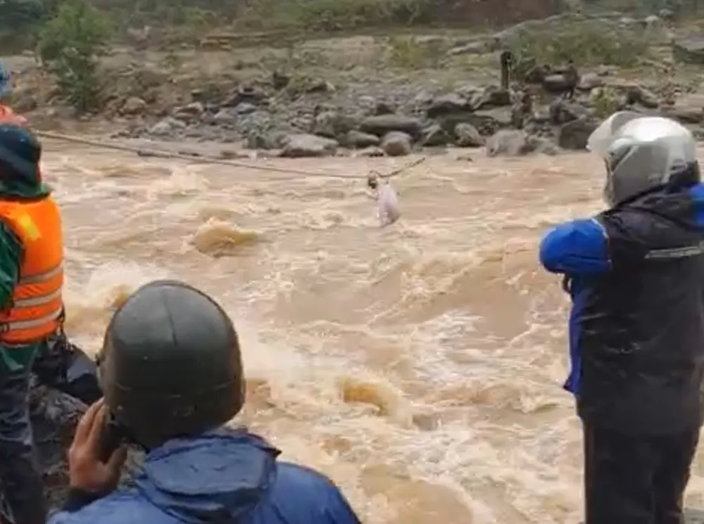 cuu nguoi dan mac ket.jpg