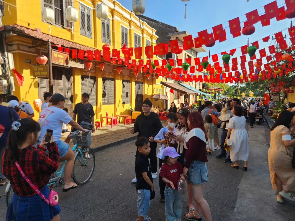 Nhiều tuyến phố được trang hoàng cờ hoa rực rỡ