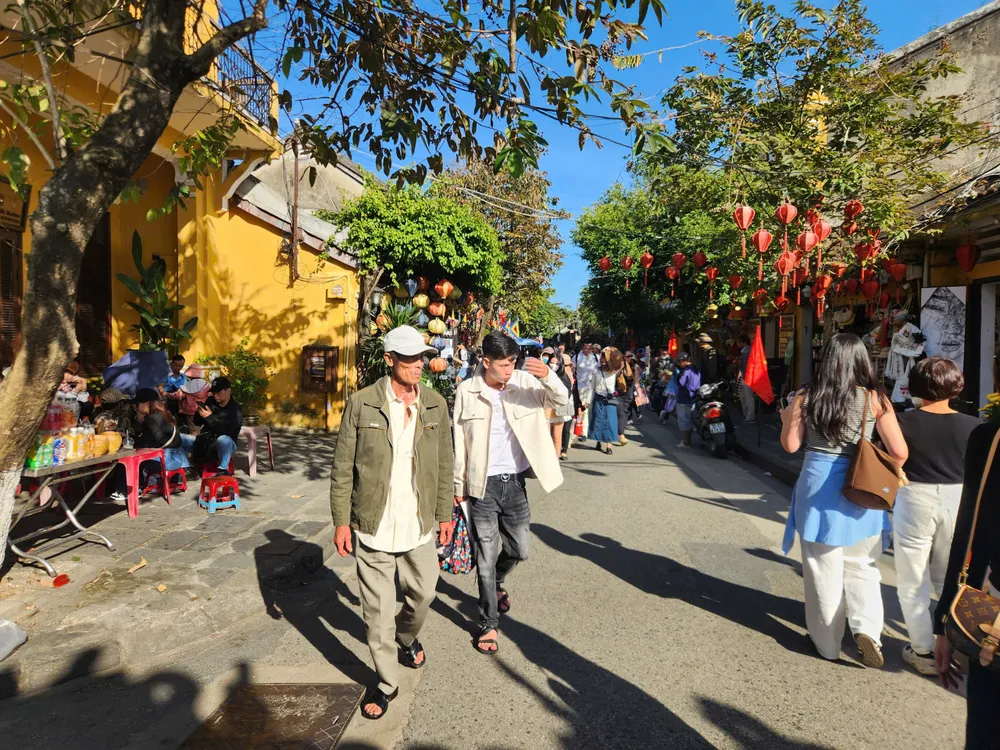 Thời tiết Hội An những ngày nghỉ tết khá đẹp, không mưa nên được nhiều du khách lựa chọn để du xuân