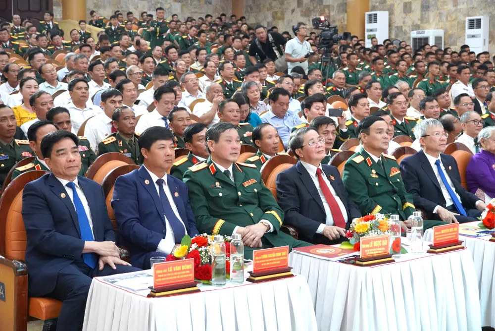 与会代表出席庆典。