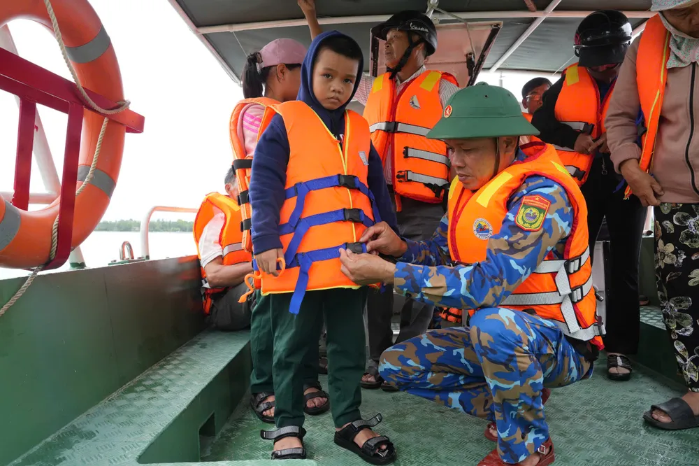 Bộ đội Biên phòng dùng ca nô hỗ trợ người dân xã đảo Tam Hải đi lại 