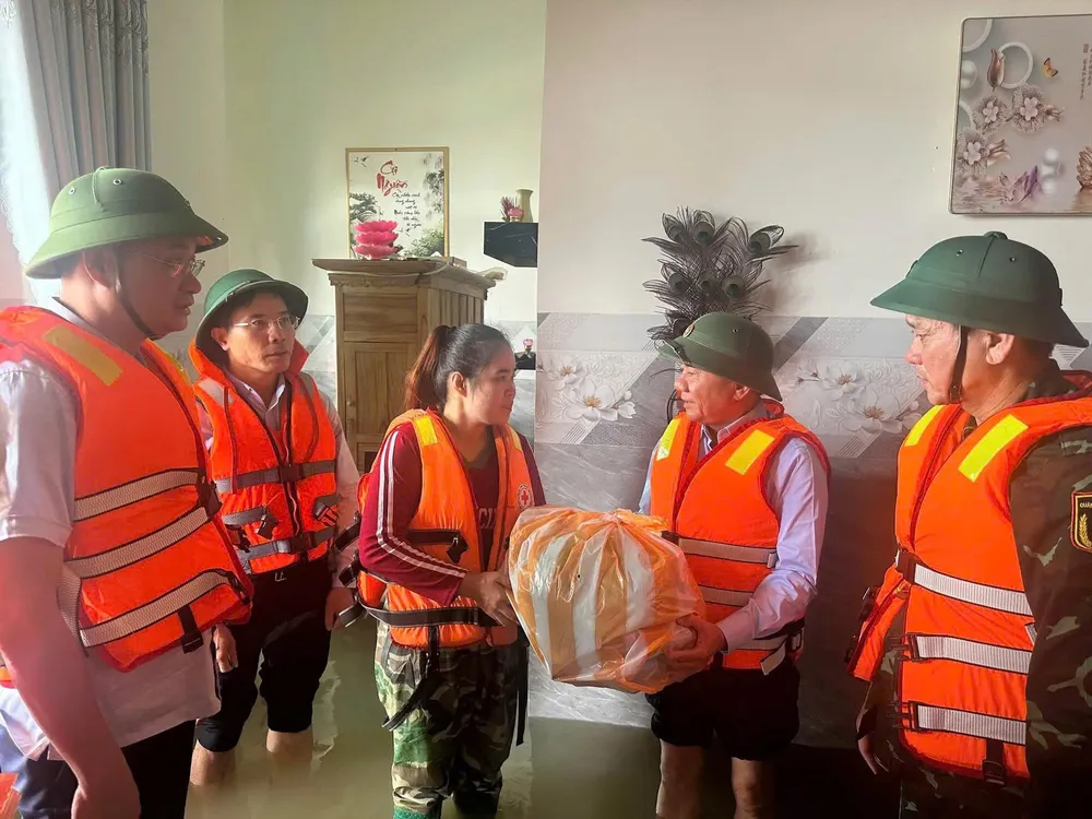 Đồng chí Trần Cẩm Tú tặng quà động viên người dân trong vùng bị lũ cô lập