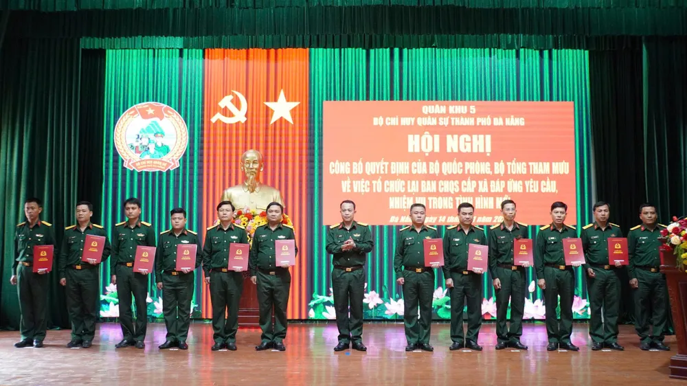 14-1-da-nang-bo-nhiem-93-si-quan-2.jpg