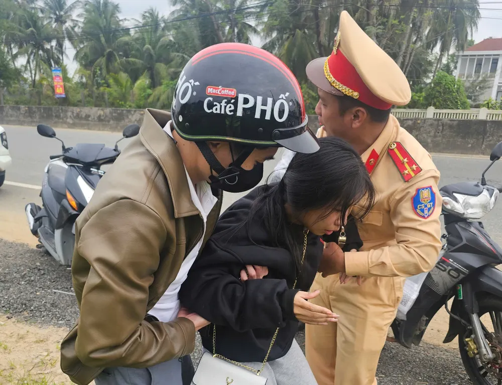 Lực lượng CSGT cùng người dân sơ cứu cho em H.